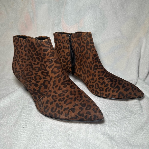 Clarks Brown Leopard Ankle Kitten Pointed Toe Heel Booties Size 7 - Picture 7 of 9